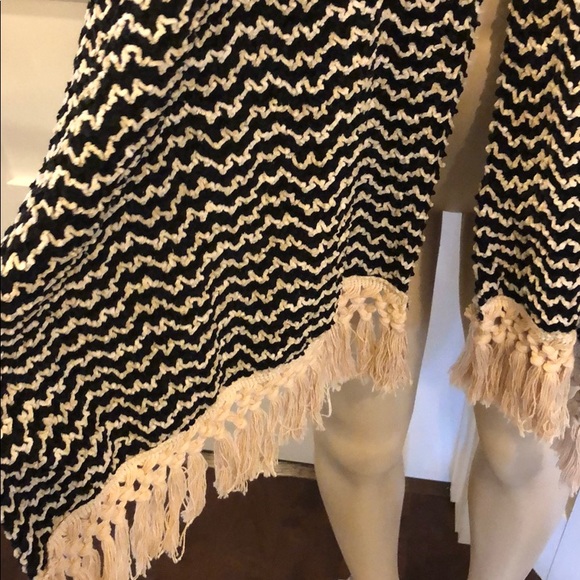 Black and white Shaw - Picture 3 of 6